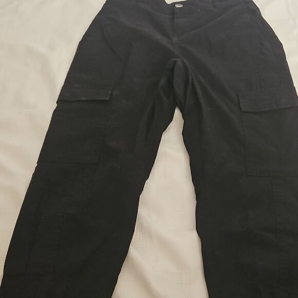 Women's Black Cargo Capri Cotton Pants - Picture 16 of 16